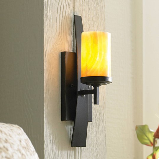 Vägglampa Kyle med onyxskärm