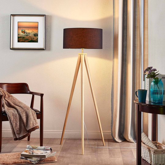 Mya - trägolvlampa med svart tygskärm