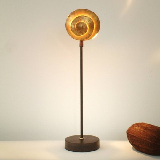 Vacker bordslampa Schnecke Gold av järn