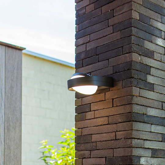 LED-utomhusvägglampa Fele med fällbar skärm