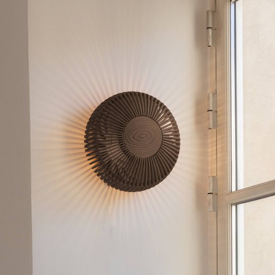 UMAGE Clava up vägglampa Ø 35 cm mörkt trä