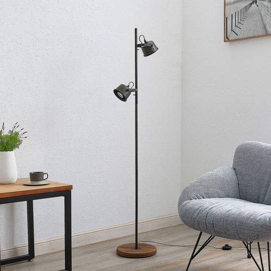 Lindby Rubinjo golvlampa med träfot, 2 lampor