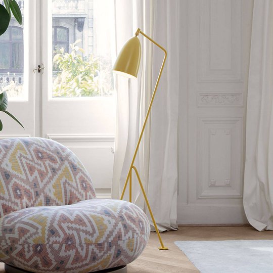 GUBI Gräshoppa trebent golvlampa, asp-gul