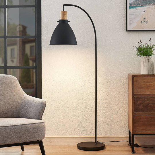 Lindby Trebale golvlampa med trädetalj