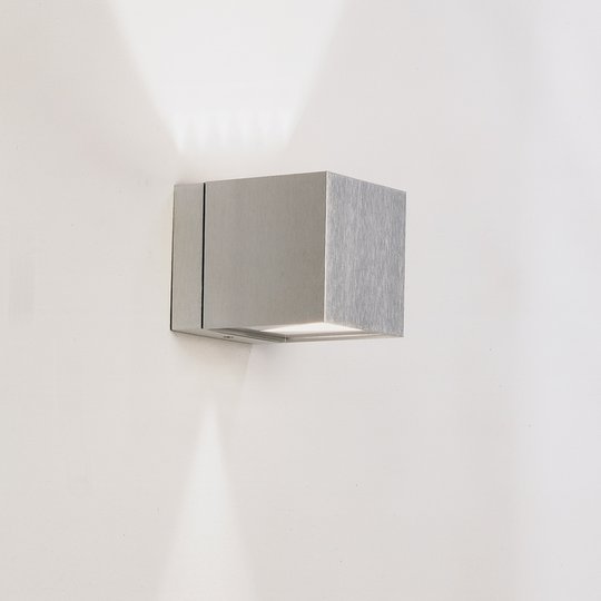 Vägglampa Dau i kubform, up-down aluminium