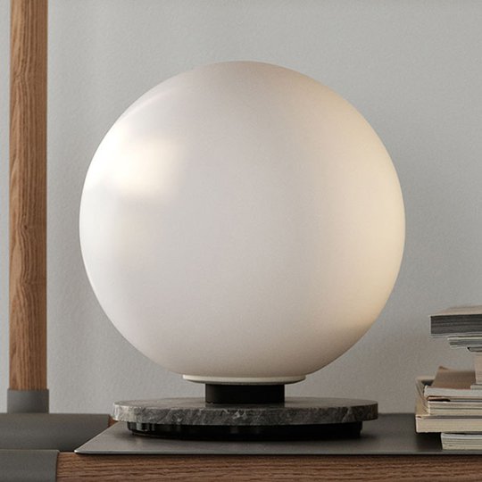 Menu TR Bulb DTW bordslampa 22 cm marmor/opal matt