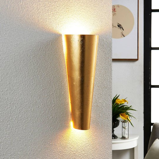 Formfulländad vägglampa Conan i guld