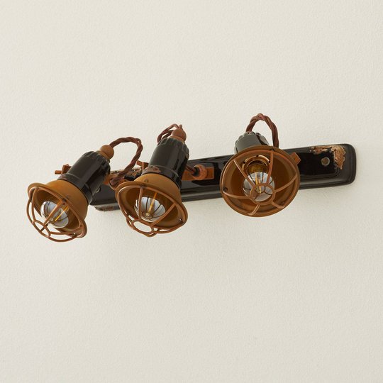 Vägglampa C1677/1 med korg, 3 lampor, svart