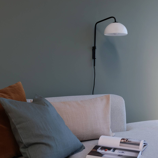 Dyberg Larsen Jazz vägglampa, opal/svart