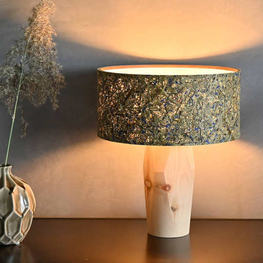 LeuchtNatur Pura LED-bordslampa cembra/kornblomma