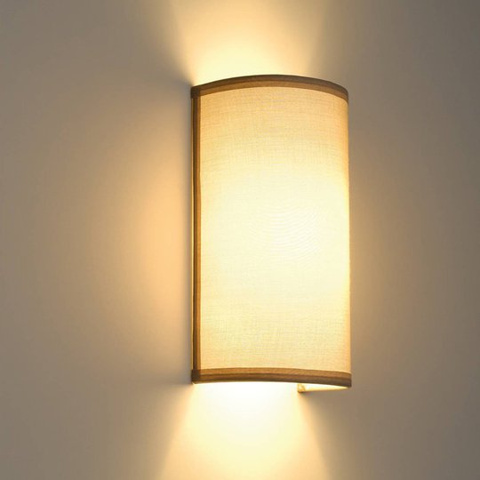 Vägglampa Soprana med mjukstrålande ljus