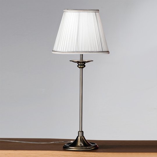 Klassisk bordslampa Ellen med plisséskärm