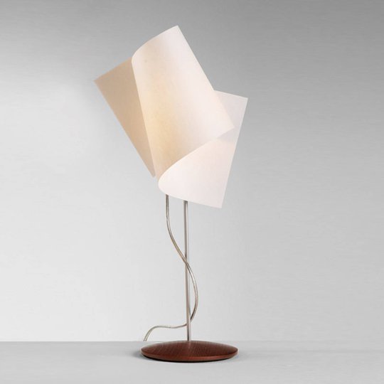 Intressant bordslampa Loop valnöt