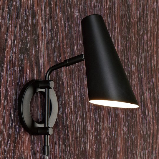 Vägglampa Cal med strömbrytare och kontakt