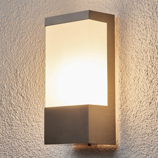 Kantig utomhusvägglampa Kirana i rostfritt stål