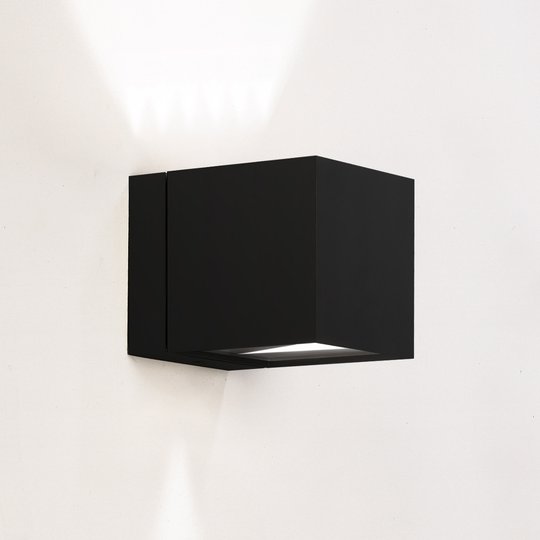 Vägglampa Dau i kubform, up-down, svart