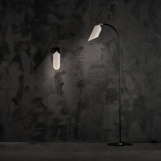 LE KLINT Pliverre golvlampa, böjd, opalglas