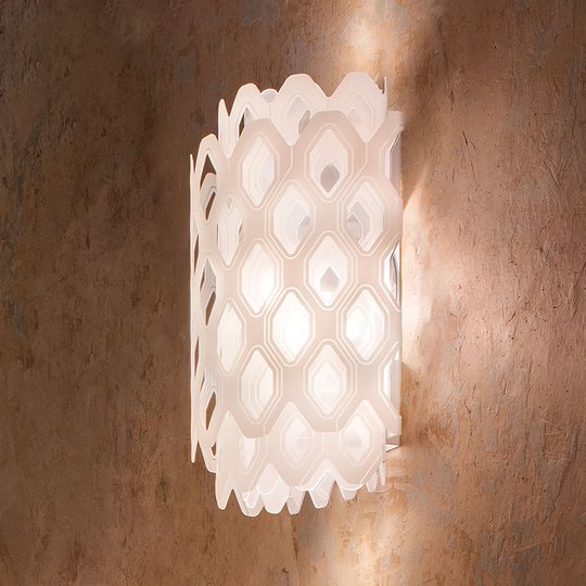 Slamp Charlotte vägglampa med bikakemönster