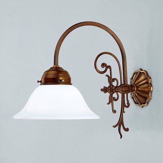 Vägglampa HINRIC av mässing, handtillverkad