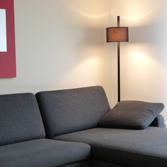 Steng Licht Loft LED-golvlampa, brun/svart
